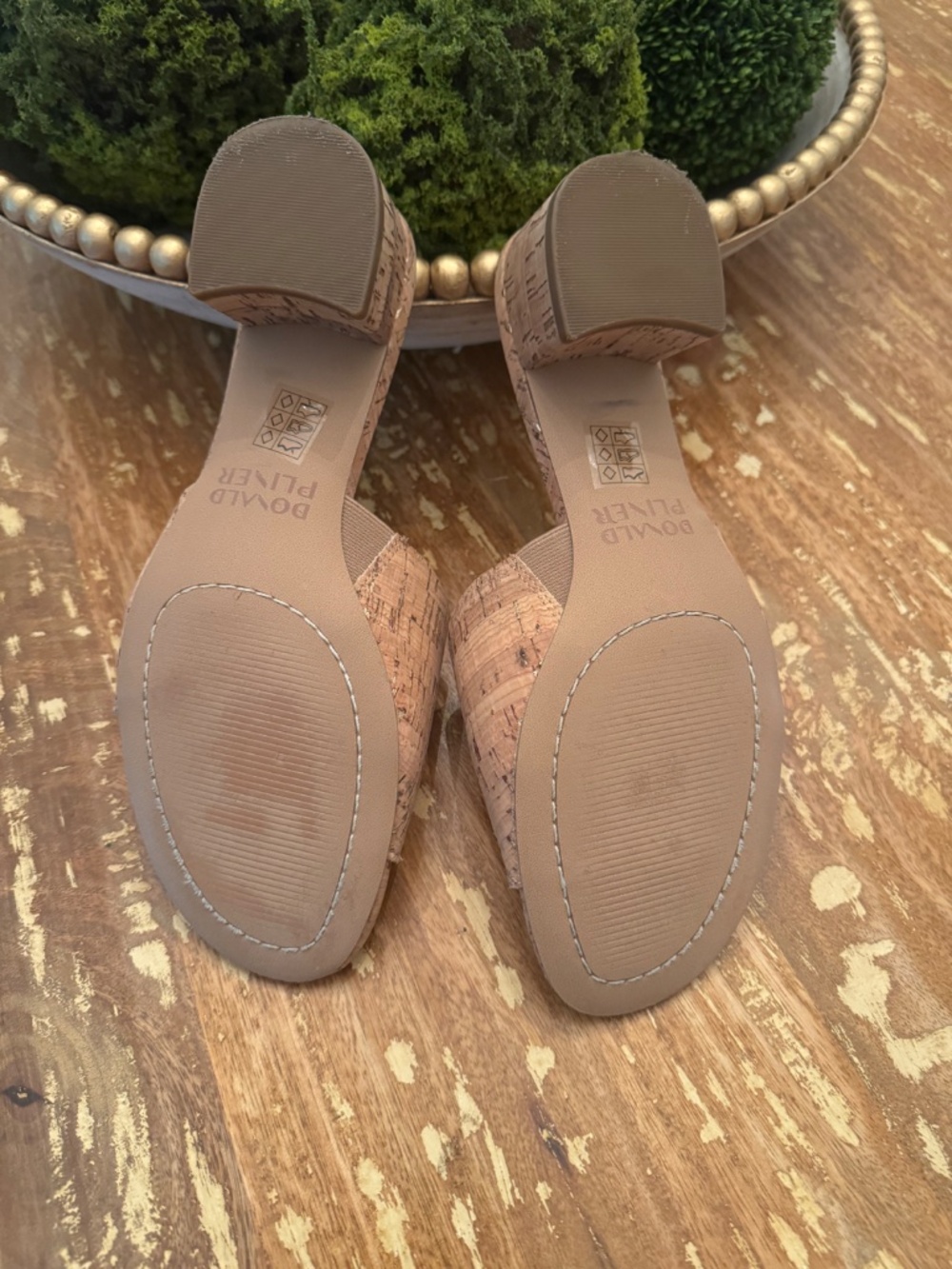 Stuart Weitzman - Picture 4 of 4